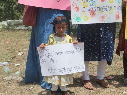 அம்பாறை மாவட்ட வேலையற்ற பட்டதாரிகள் கறுப்பு பட்டி அணிந்து போராட்டம்! 